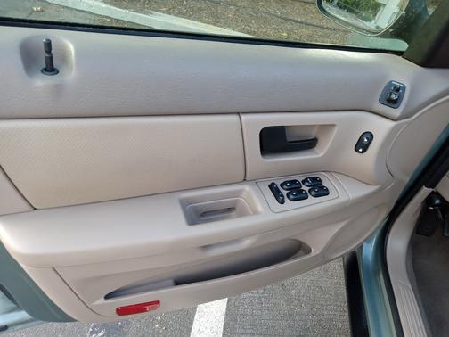 Green 2006 Ford Taurus SE