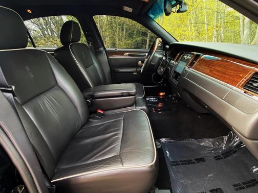 Black 2007 Lincoln Town Car Designer