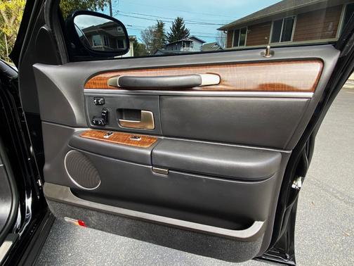 Black 2007 Lincoln Town Car Designer