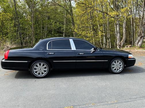 Black 2007 Lincoln Town Car Designer