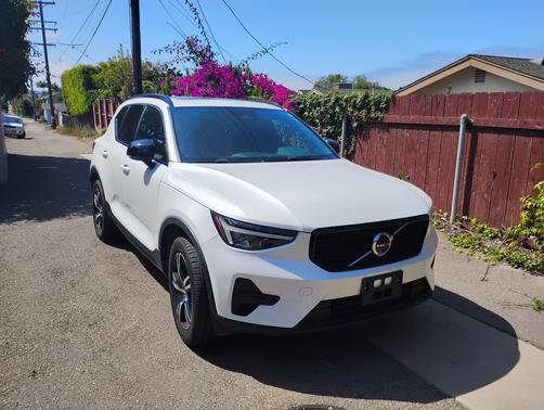 White 2024 Volvo XC40 B5 Core Dark Theme