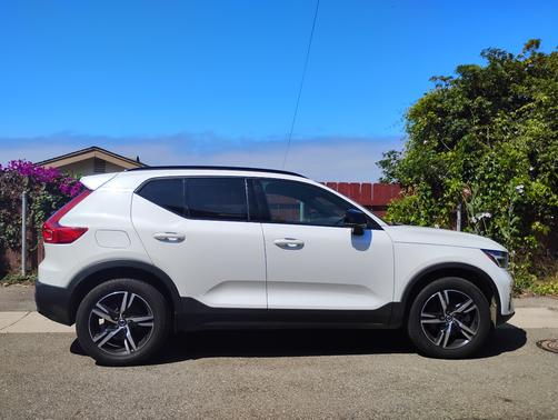 White 2024 Volvo XC40 B5 Core Dark Theme