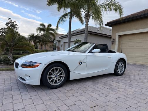 White 2004 BMW Z4 2.5i