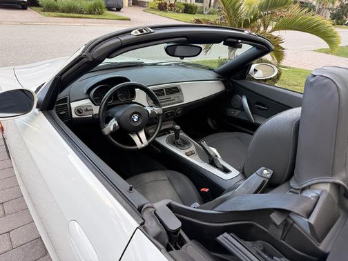 White 2004 BMW Z4 2.5i