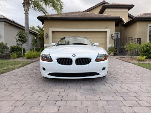 White 2004 BMW Z4 2.5i