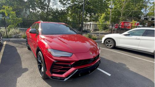 Photo 3 of 7 of 2021 Lamborghini Urus Base
