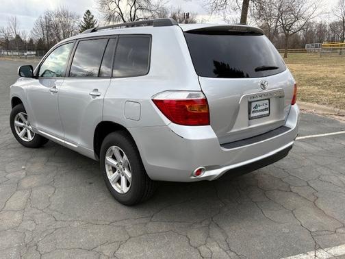 Gray 2010 Toyota Highlander Base