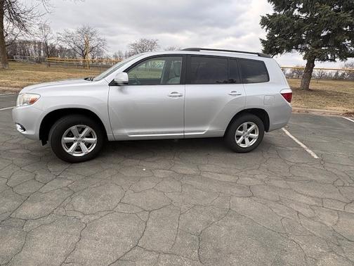 Gray 2010 Toyota Highlander Base