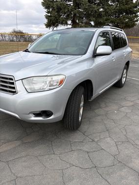 Gray 2010 Toyota Highlander Base