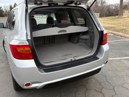 Gray 2010 Toyota Highlander Base