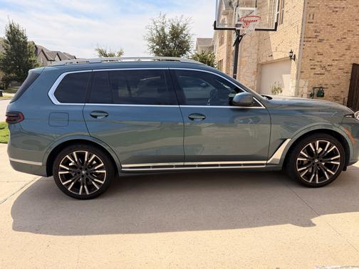 Blue 2024 BMW X7 xDrive40i