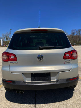 Photo 4 of 9 of 2009 Volkswagen Tiguan SE