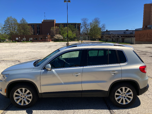 Photo 2 of 9 of 2009 Volkswagen Tiguan SE