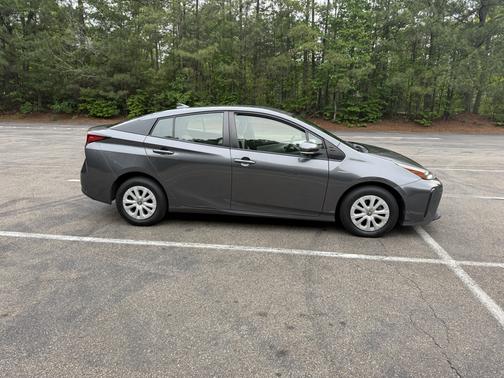 Gray 2019 Toyota Prius L