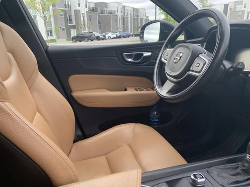 Black 2018 Volvo XC60 T5 Momentum