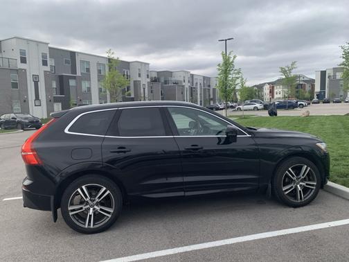 Black 2018 Volvo XC60 T5 Momentum
