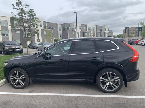 Black 2018 Volvo XC60 T5 Momentum