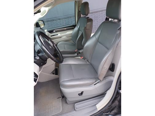 2010 Volkswagen Routan SE