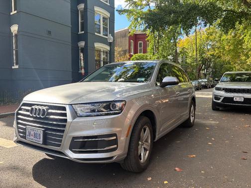 Silver 2019 Audi Q7 45 SE Premium
