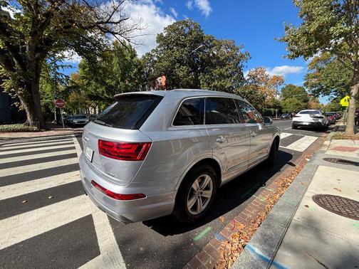Silver 2019 Audi Q7 45 SE Premium