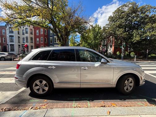 Silver 2019 Audi Q7 45 SE Premium