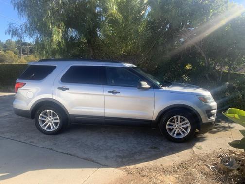 Silver 2017 Ford Explorer Base