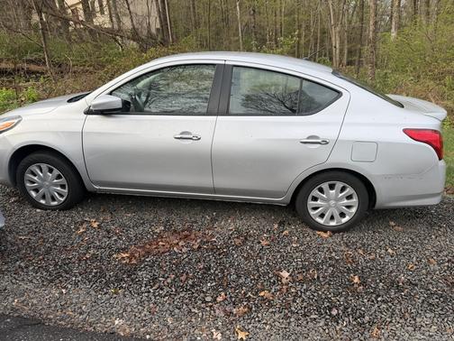 Silver 2017 Nissan Versa 1.6 SV