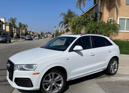 Photo 2 of 12 of 2018 Audi Q3 2.0T Sport Premium
