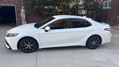 White 2021 Toyota Camry SE