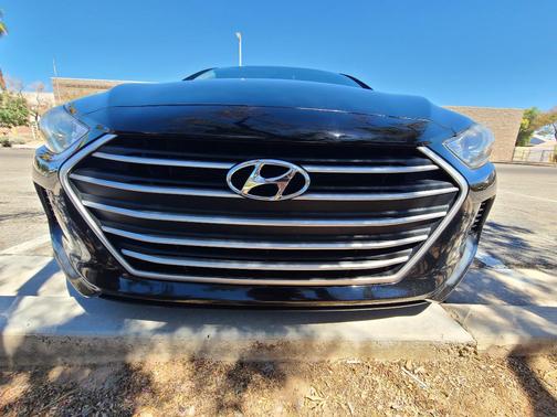 Black 2017 Hyundai ELANTRA SE