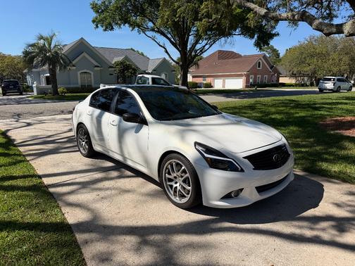 White 2013 INFINITI G37 Journey
