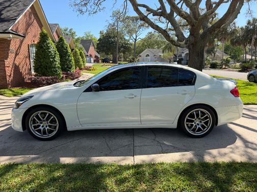 White 2013 INFINITI G37 Journey