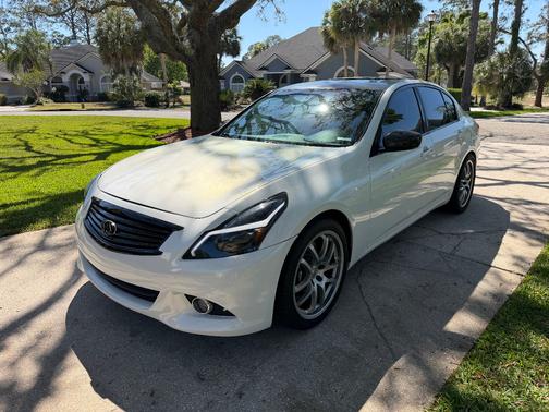 White 2013 INFINITI G37 Journey