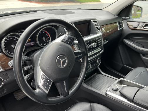 Photo 4 of 6 of 2015 Mercedes-Benz M-Class ML 350 4MATIC