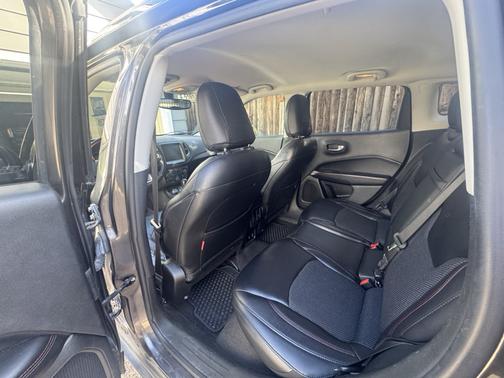 Gray 2018 Jeep Compass Trailhawk