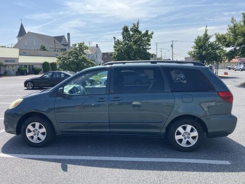 2004 Toyota Sienna LE