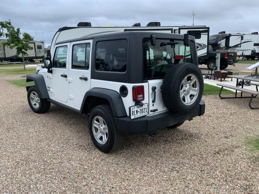 Photo 2 of 5 of 2015 Jeep Wrangler Unlimited Sport RHD