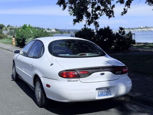 White 1999 Ford Taurus SE