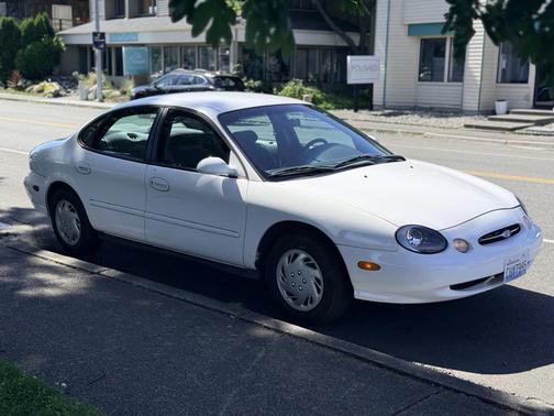 White 1999 Ford Taurus SE