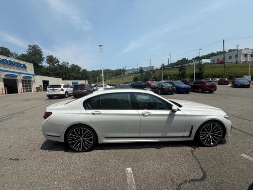White 2022 BMW 750 i xDrive