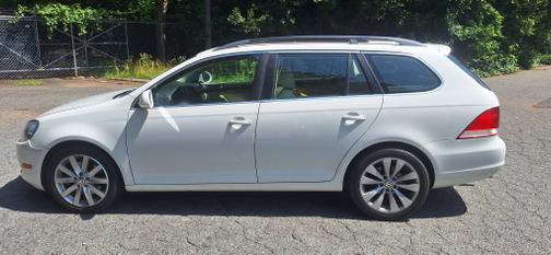 White 2010 Volkswagen Jetta TDI