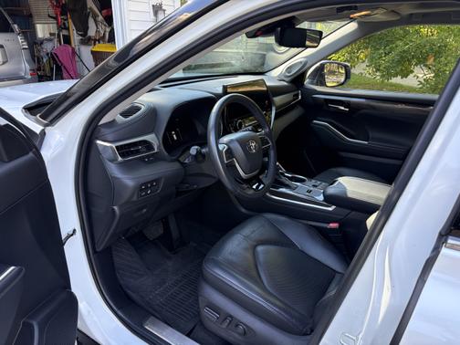 2023 Toyota Highlander Hybrid Platinum