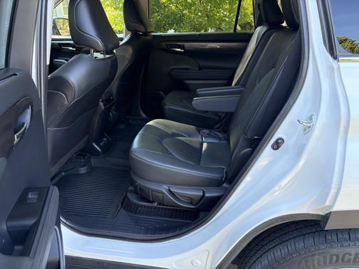 2023 Toyota Highlander Hybrid Platinum