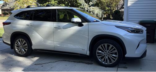 2023 Toyota Highlander Hybrid Platinum