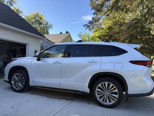 2023 Toyota Highlander Hybrid Platinum