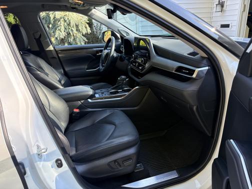2023 Toyota Highlander Hybrid Platinum
