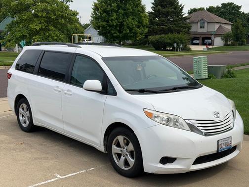 White 2015 Toyota Sienna LE