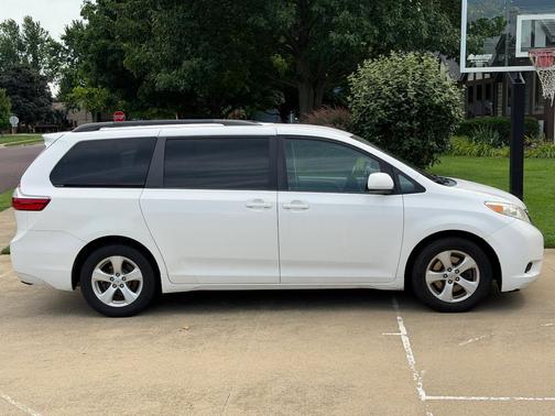 White 2015 Toyota Sienna LE