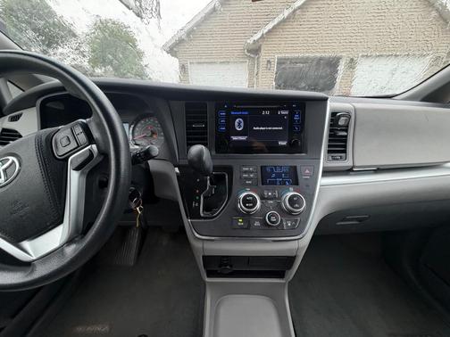 White 2015 Toyota Sienna LE