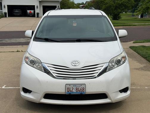 White 2015 Toyota Sienna LE